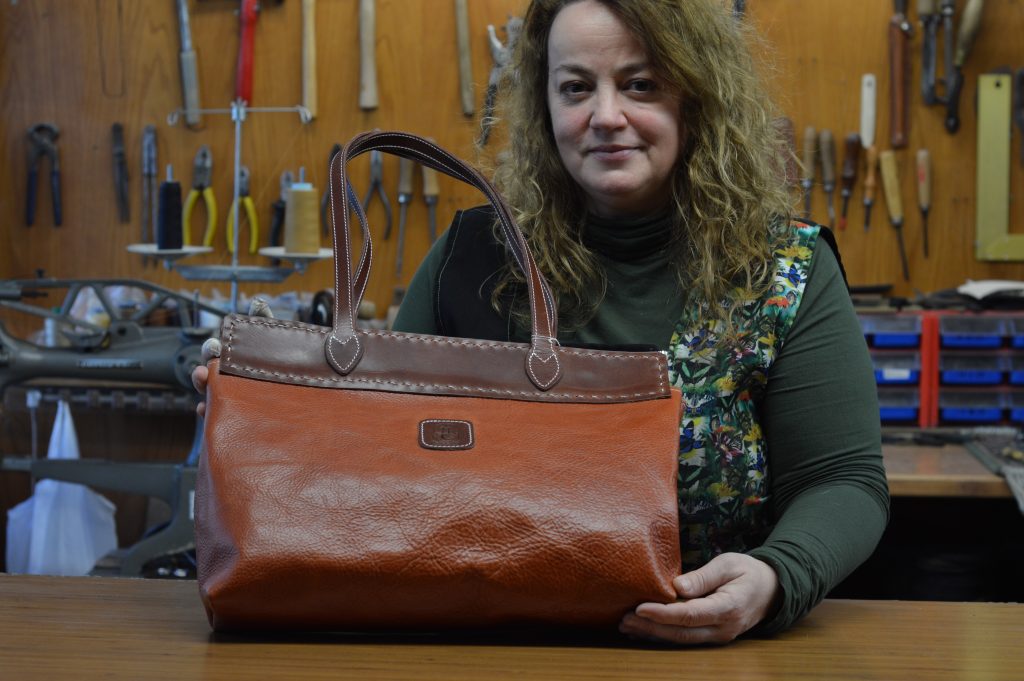 Mabel artesana del cuero