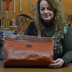 Mabel artesana del cuero