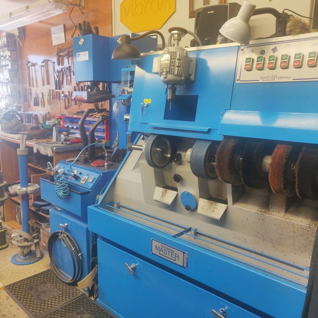 Máquina de finisaje (con lijas, fresas y cepillos)